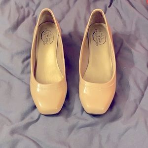 Life Stride taupe/beige wedge shoe size 5M.